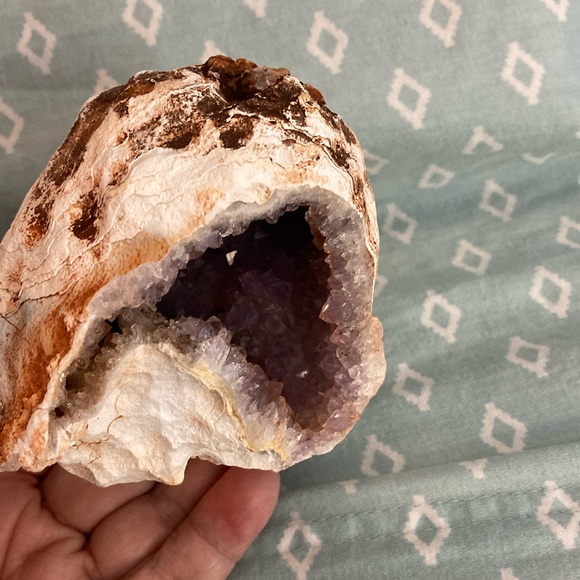 Amethyst Geode Specimen. NWOT Shiny Sparkly purples. 3” Tall x 3 1/2” Wide - Picture 1 of 5